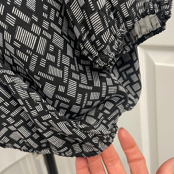 Vince Camuto Black & Grey Blouse Keyhole Neck Draped Front Wrap Sz S - Picture 3 of 9